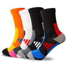 Chegam novas meias masculinas antiderrapantes de futebol para venda.